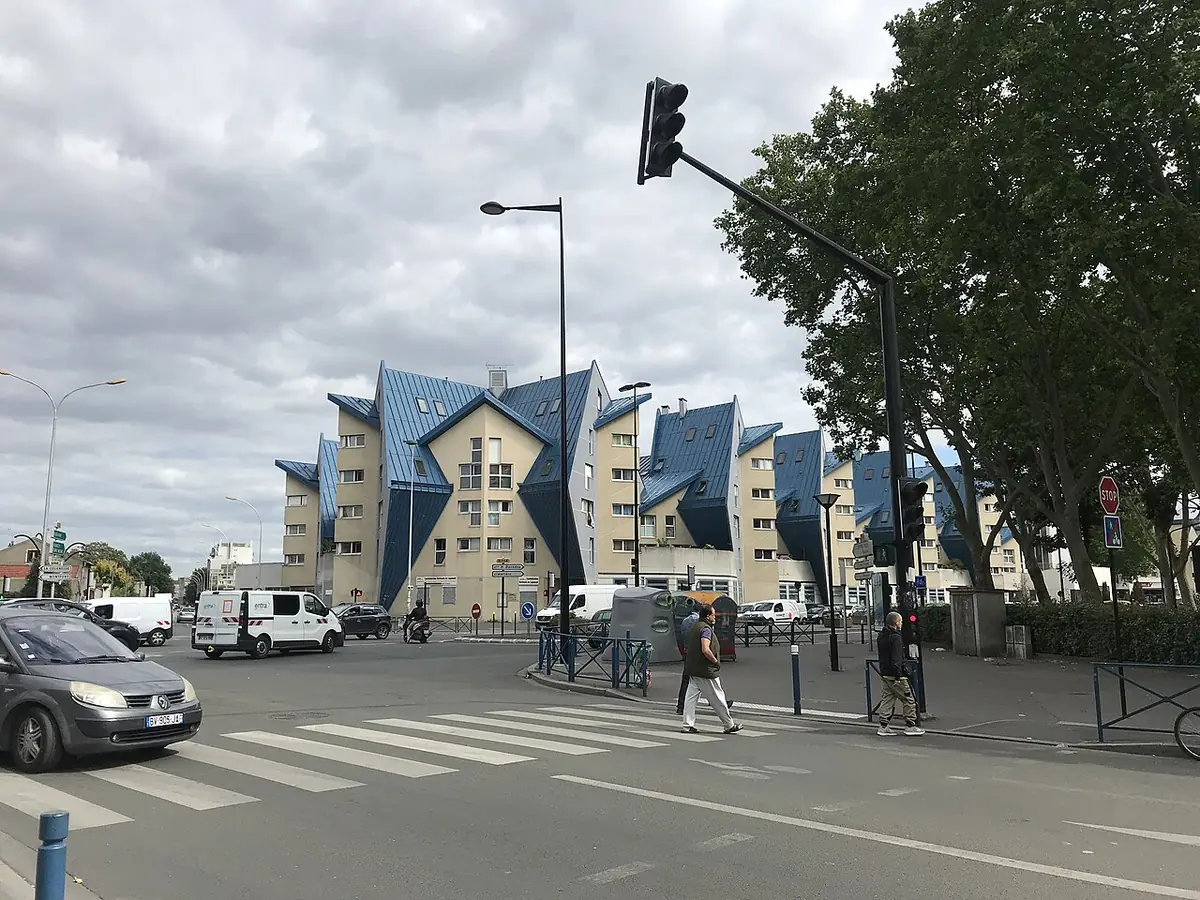 Un immeuble résidentiel moderne aux façades bleues à Aubervilliers