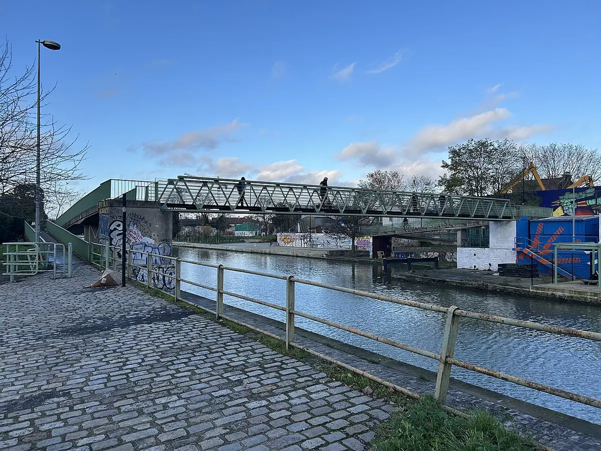 La passerelle de la Haie-Coq au-dessus du canal à Aubervilliers