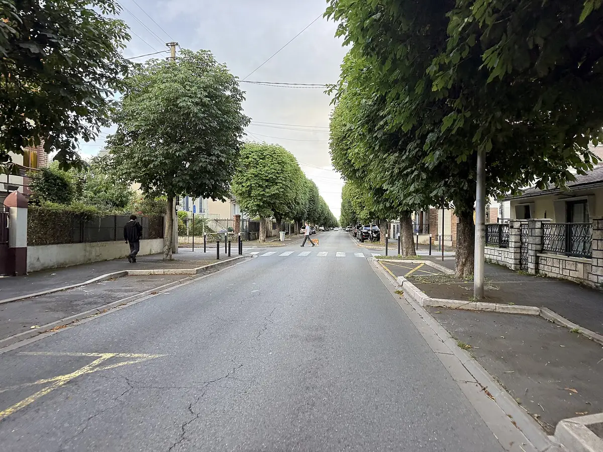La route de Bondy à Aulnay-sous-Bois, bordée d’arbres