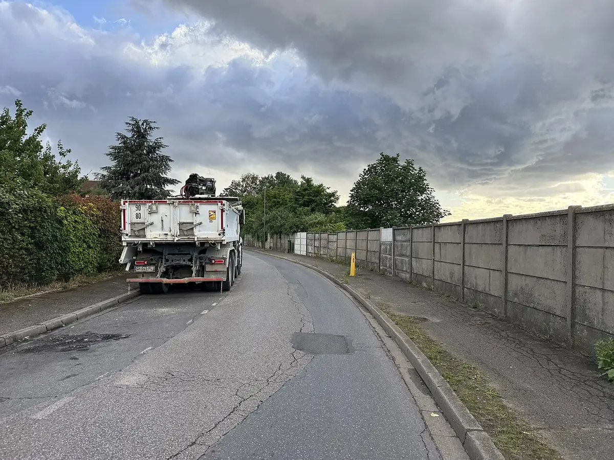 La rue Bruxelles à Aulnay-sous-Bois, sous un ciel nuageux