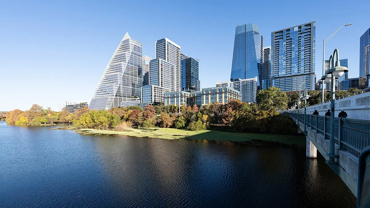 Le centre-ville d’Austin vu depuis Lady Bird Lake, gratte-ciel et feuillage d’automne