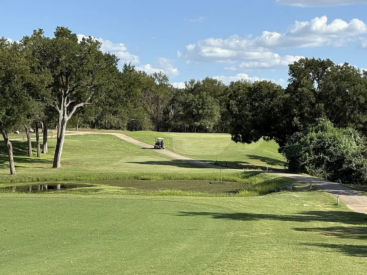Le practice de golf de Lions Municipal à Austin, pelouse verdoyante