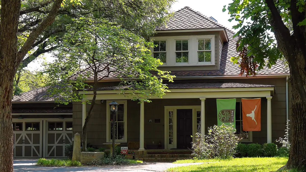 Une maison à Austin, véranda en bois et drapeau des Longhorns