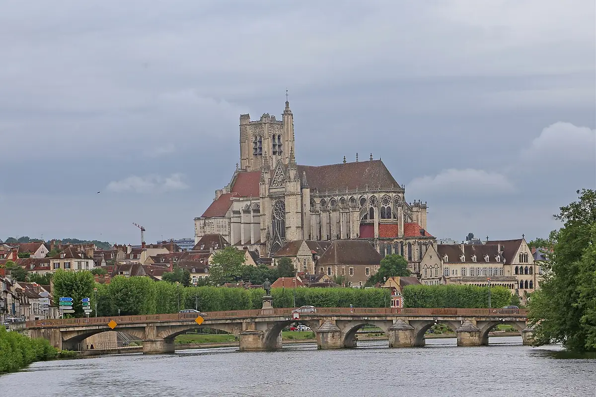 Auxerre vue depuis le pont sur l’Yonne, cathédrale Saint-Étienne et péniches amarrées
