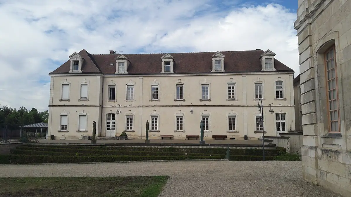 Un grand bâtiment ancien à Auxerre, avec jardin à l’avant