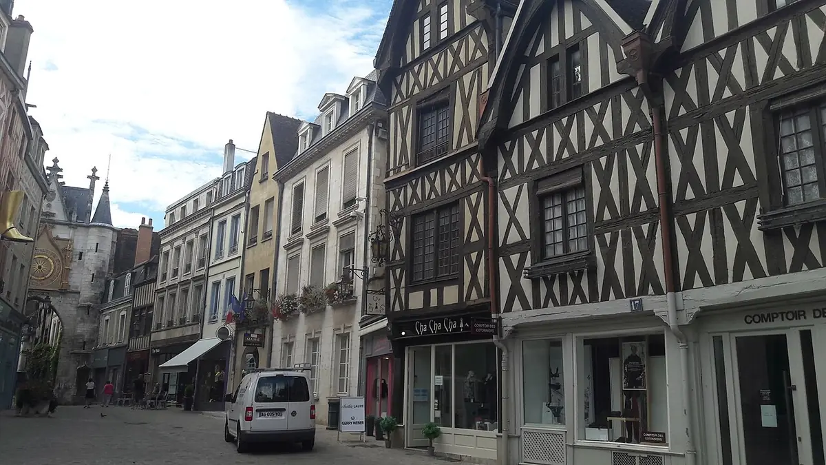 Une rue du centre historique d’Auxerre bordée de maisons à colombages