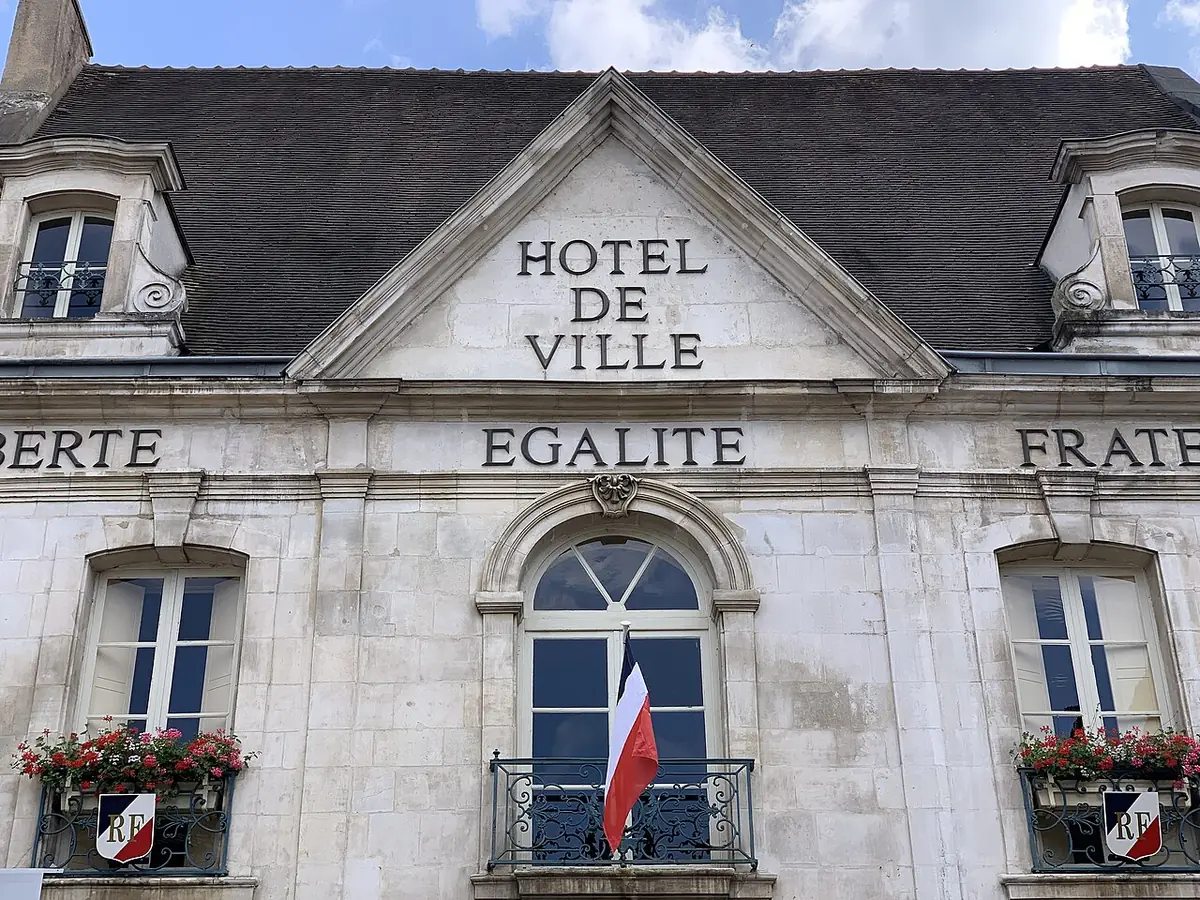 L’hôtel de ville d’Auxerre, façade classique ornée de drapeaux