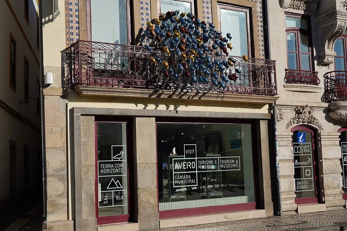 Une rue commerçante d’Aveiro, boutique et immeuble à balcons