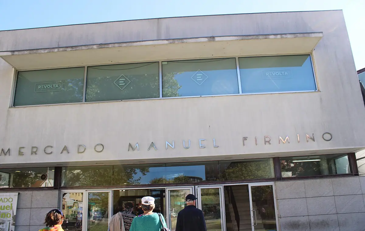 La façade du Mercado Manuel Firmino à Aveiro, avec ses vitrines