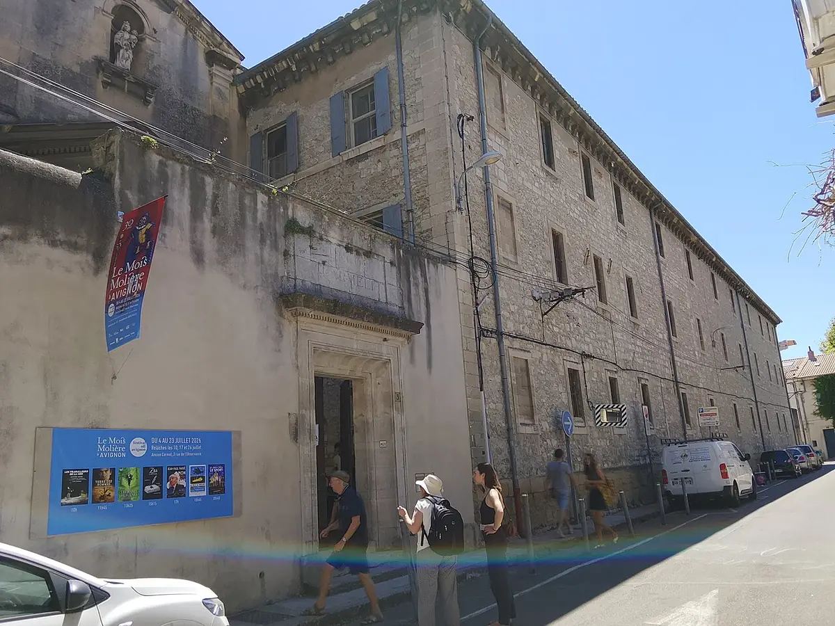 Le Carmel d’Avignon, façade en pierre ancienne du centre-ville