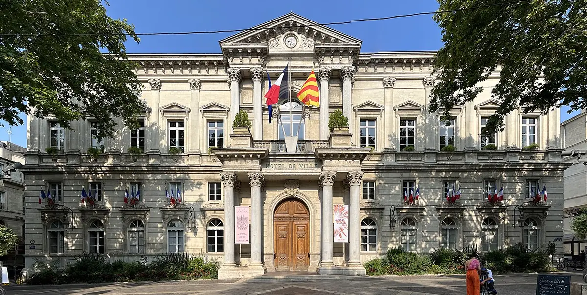 L’hôtel de ville d’Avignon, façade ornée de drapeaux tricolores