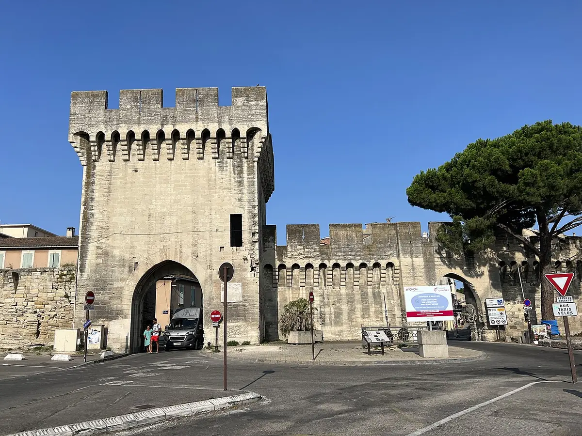Une porte fortifiée des remparts d’Avignon, tours en pierre