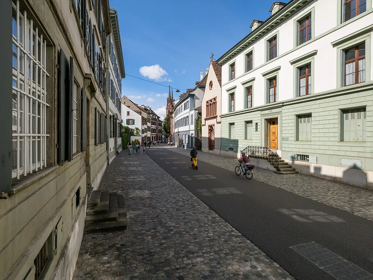 Une ruelle pavée du centre historique de Bâle, façades anciennes