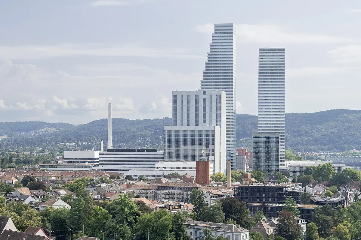 Bâle vue d’en haut, les tours Roche se dressant au bord du Rhin
