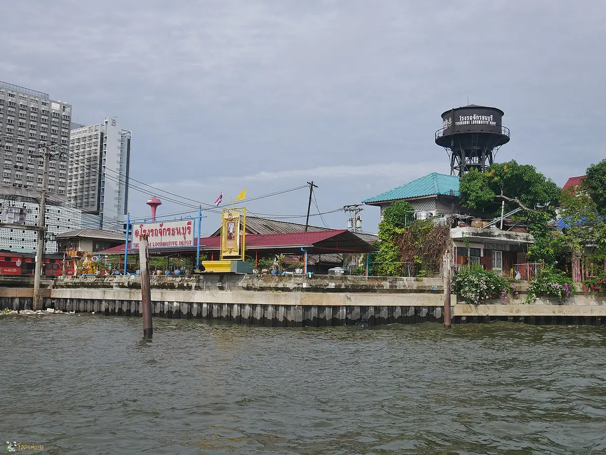 Des maisons traditionnelles sur pilotis le long du khlong Bangkok Noi