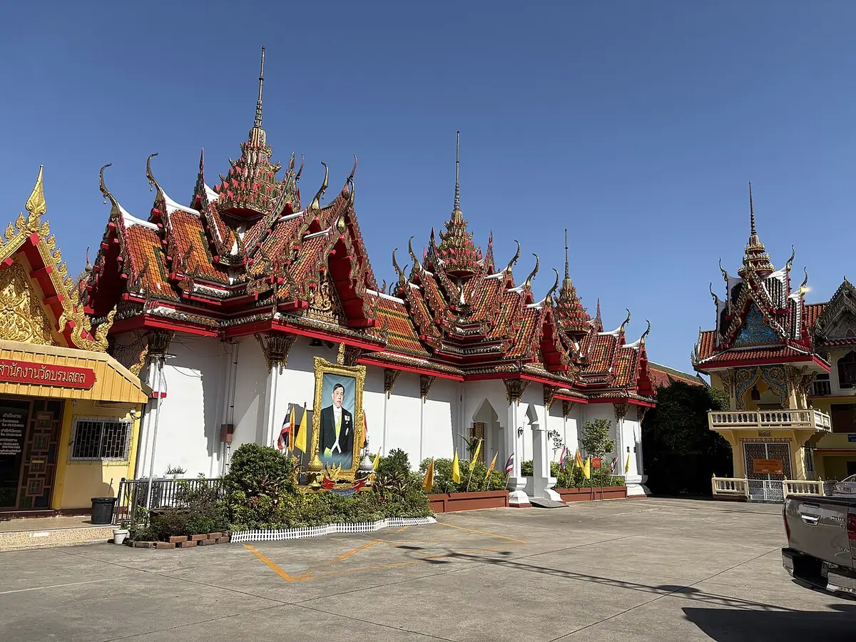 Le temple bouddhiste Wat Don, aux toits ornés, dans le quartier de Sathon