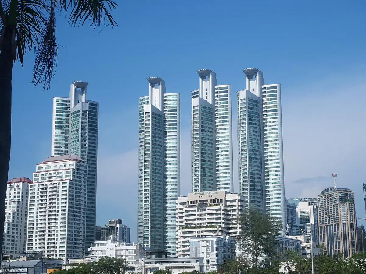 Les tours du Millennium Residence vues depuis le parc Benjakiti à Bangkok