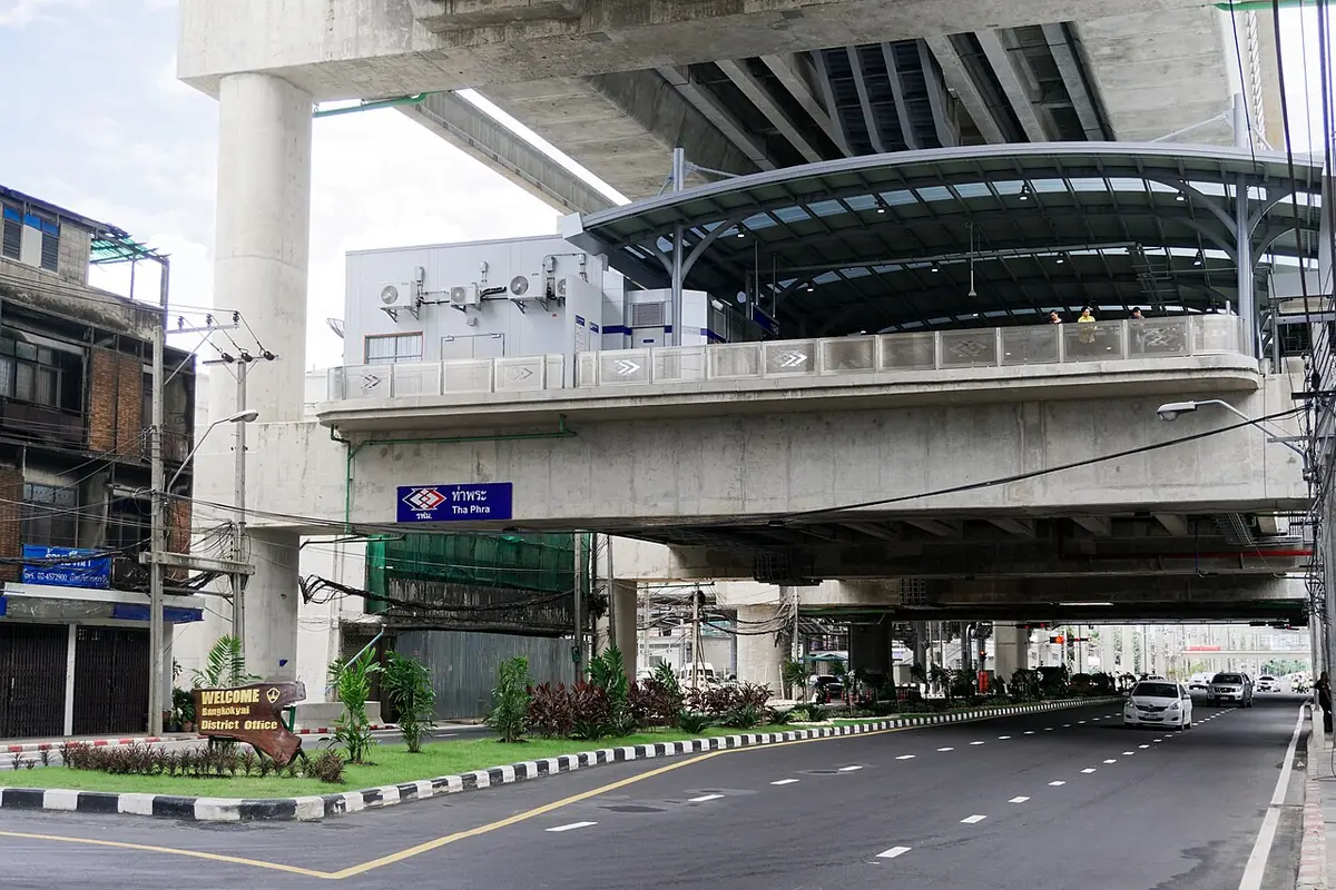 La ligne de métro aérien surplombant Thanon Charansanitwong à Bangkok