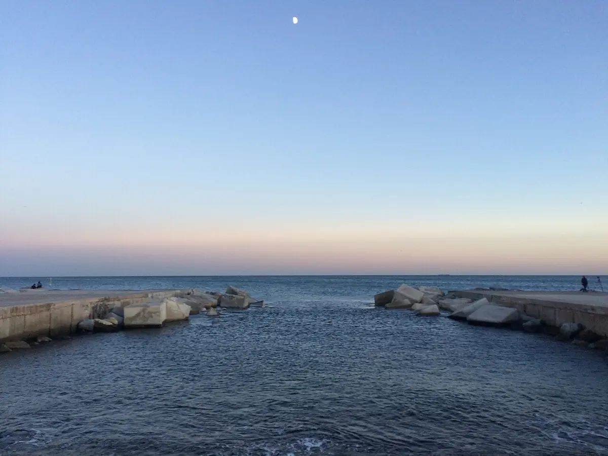 Coucher de soleil sur la mer près de Barcelone, rochers au premier plan