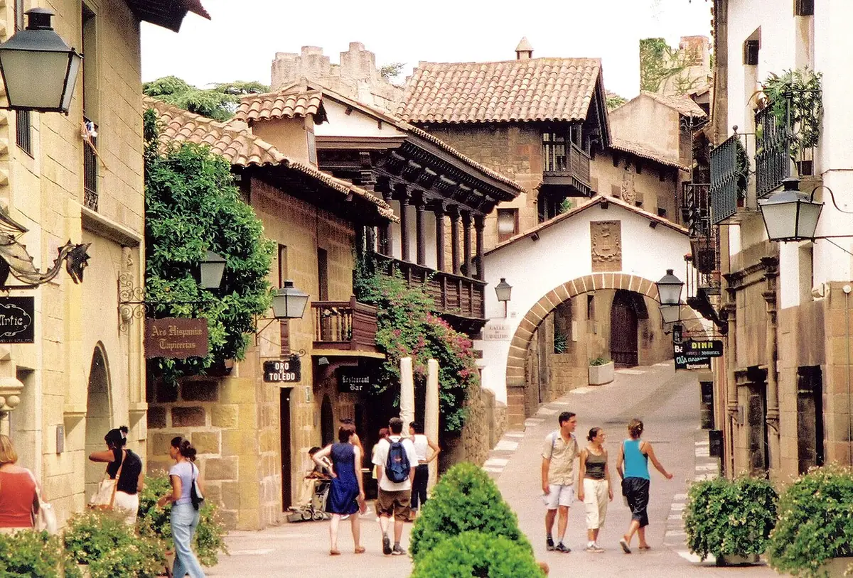 Le Poble Espanyol à Barcelone, place pavée entourée d’architecture traditionnelle espagnole