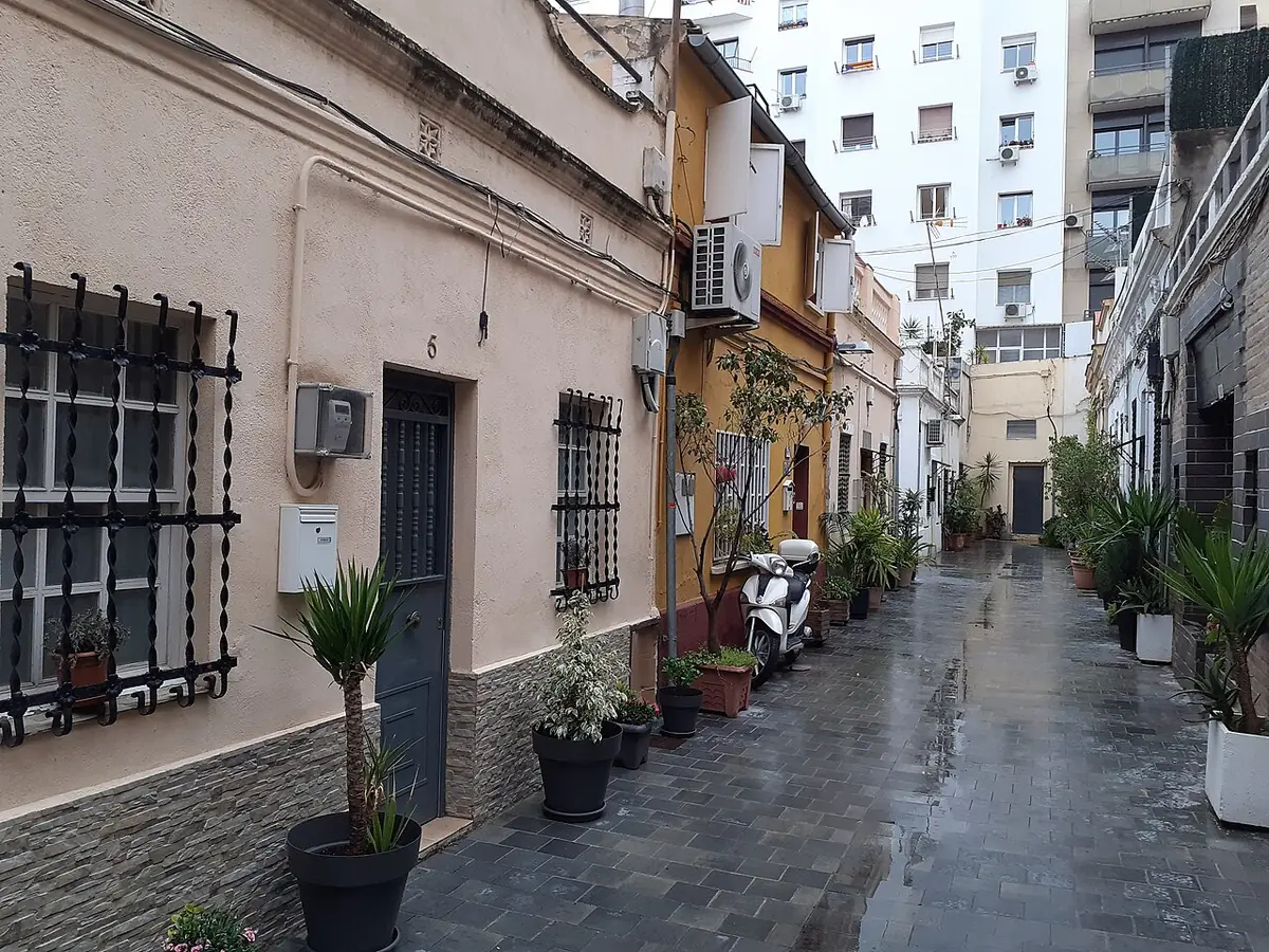 Une ruelle pavée du quartier gothique de Barcelone, balcons en fer forgé