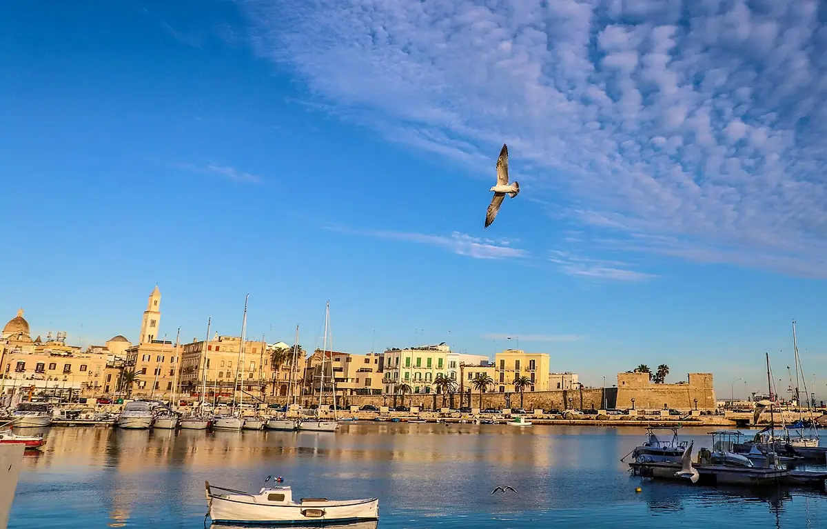 Le vieux port de Bari avec ses bateaux et le clocher de la cathédrale au loin