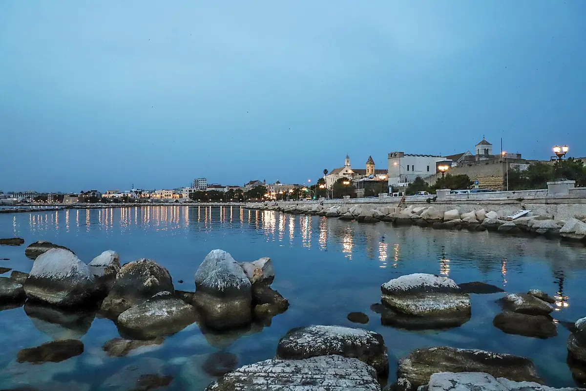 Vue du front de mer de Bari depuis les rochers du lungomare