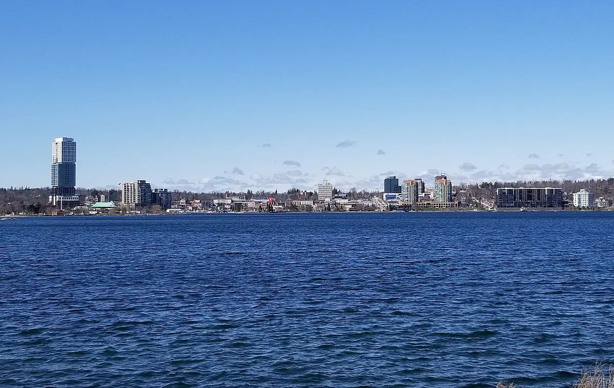 Le centre-ville de Barrie vu depuis l’autre rive de la baie Kempenfelt