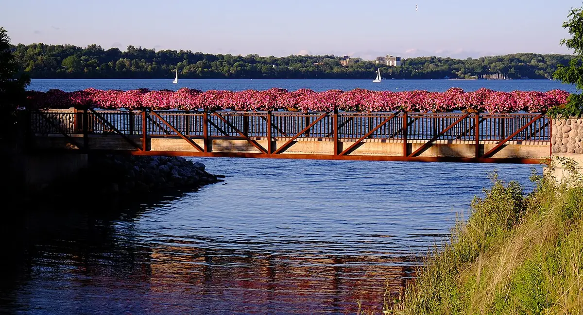 Le pont fleuri du parc Centennial à Barrie, au bord de l’eau