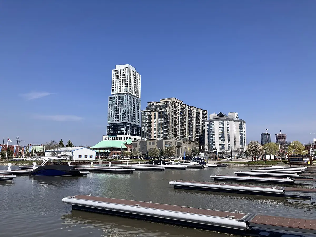 La marina de Barrie avec ses bateaux et ses tours résidentielles