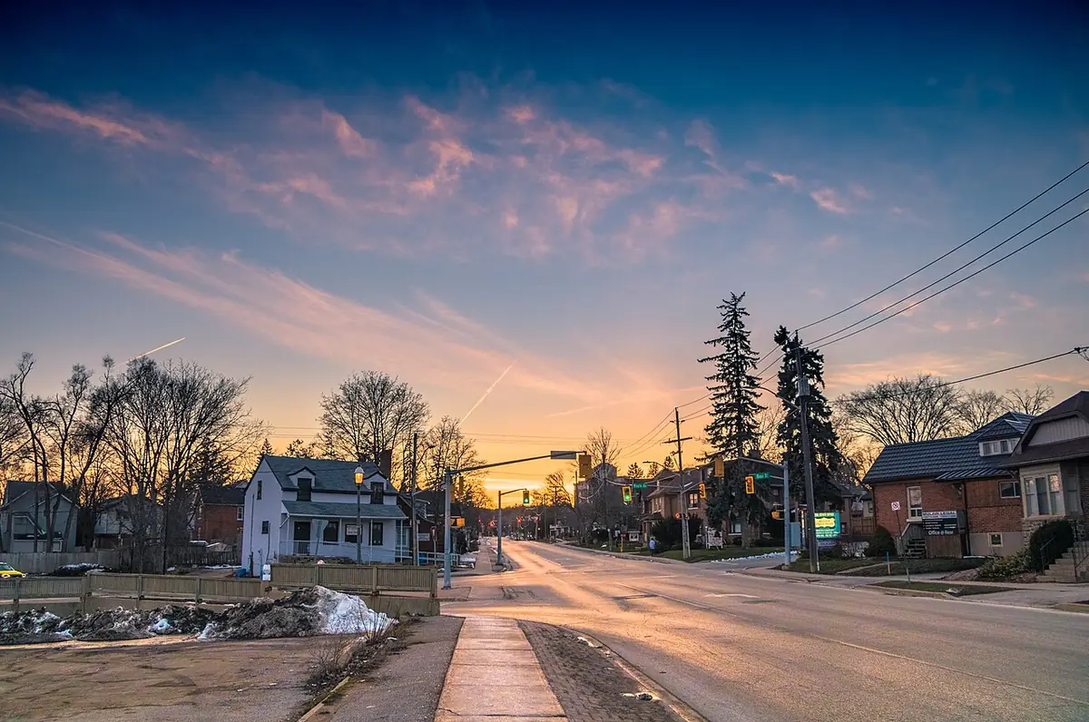 La rue Ross à Barrie au crépuscule, bordée de maisons