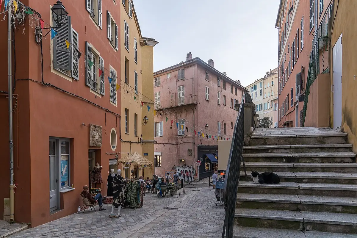 La rue des Terrasses à Bastia, ruelle en escalier bordée de façades colorées