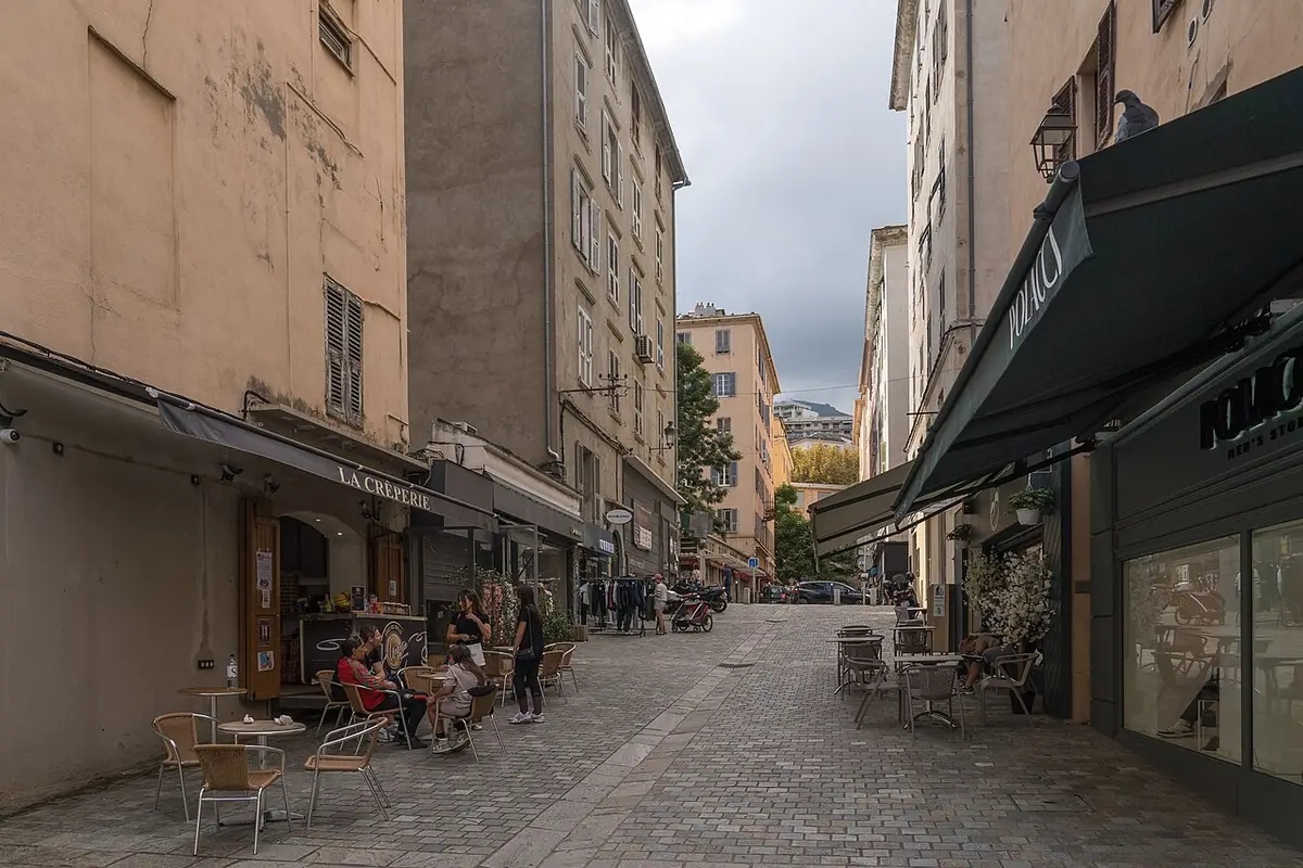 La rue Saint-Roch à Bastia, avec sa terrasse de café et ses façades colorées