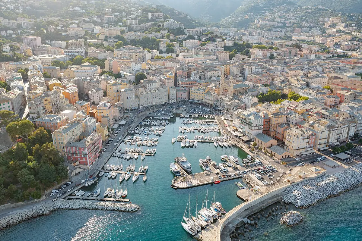 Vue aérienne du vieux port de Bastia et de ses bateaux amarrés