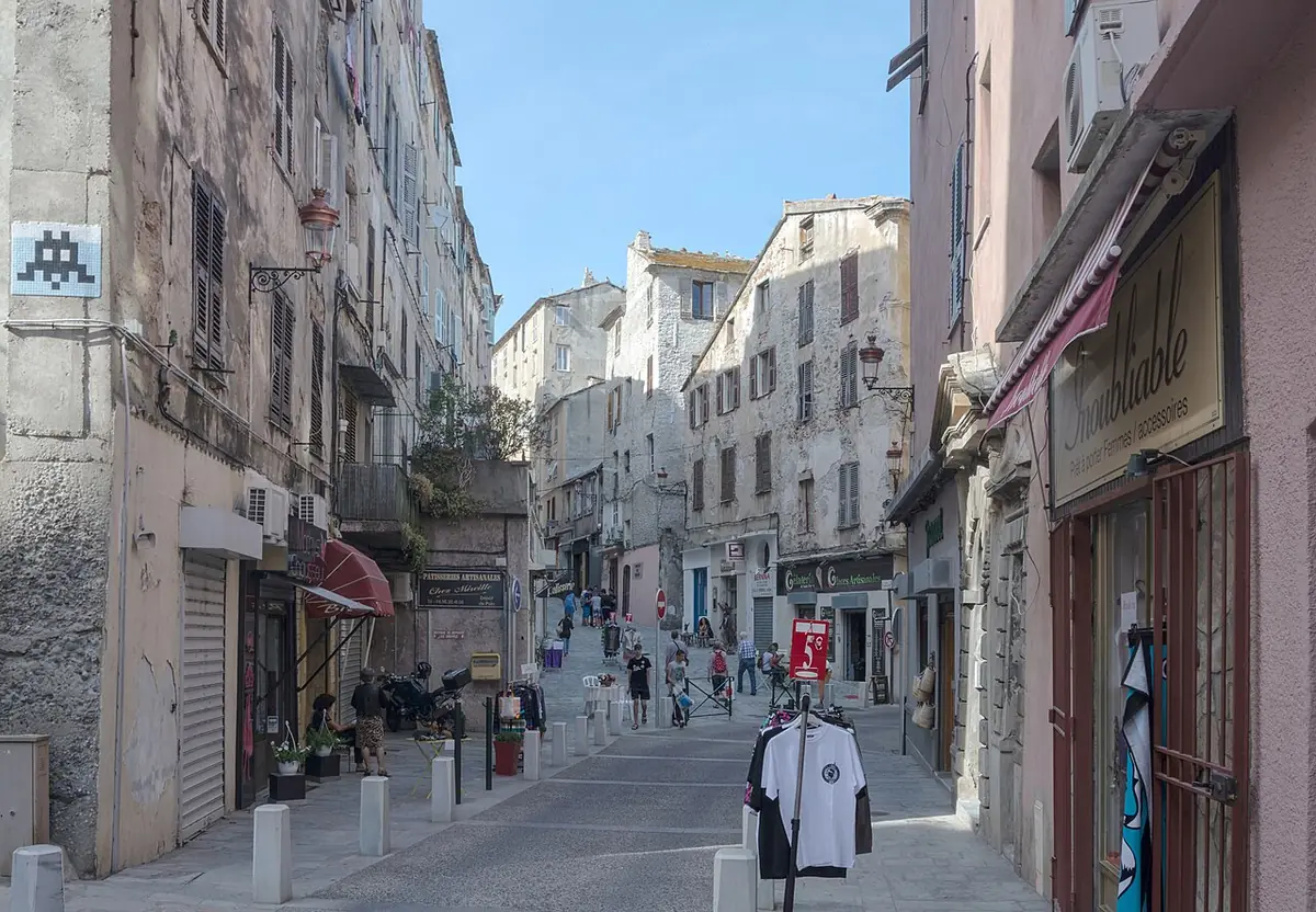 Une rue piétonne commerçante du centre de Bastia