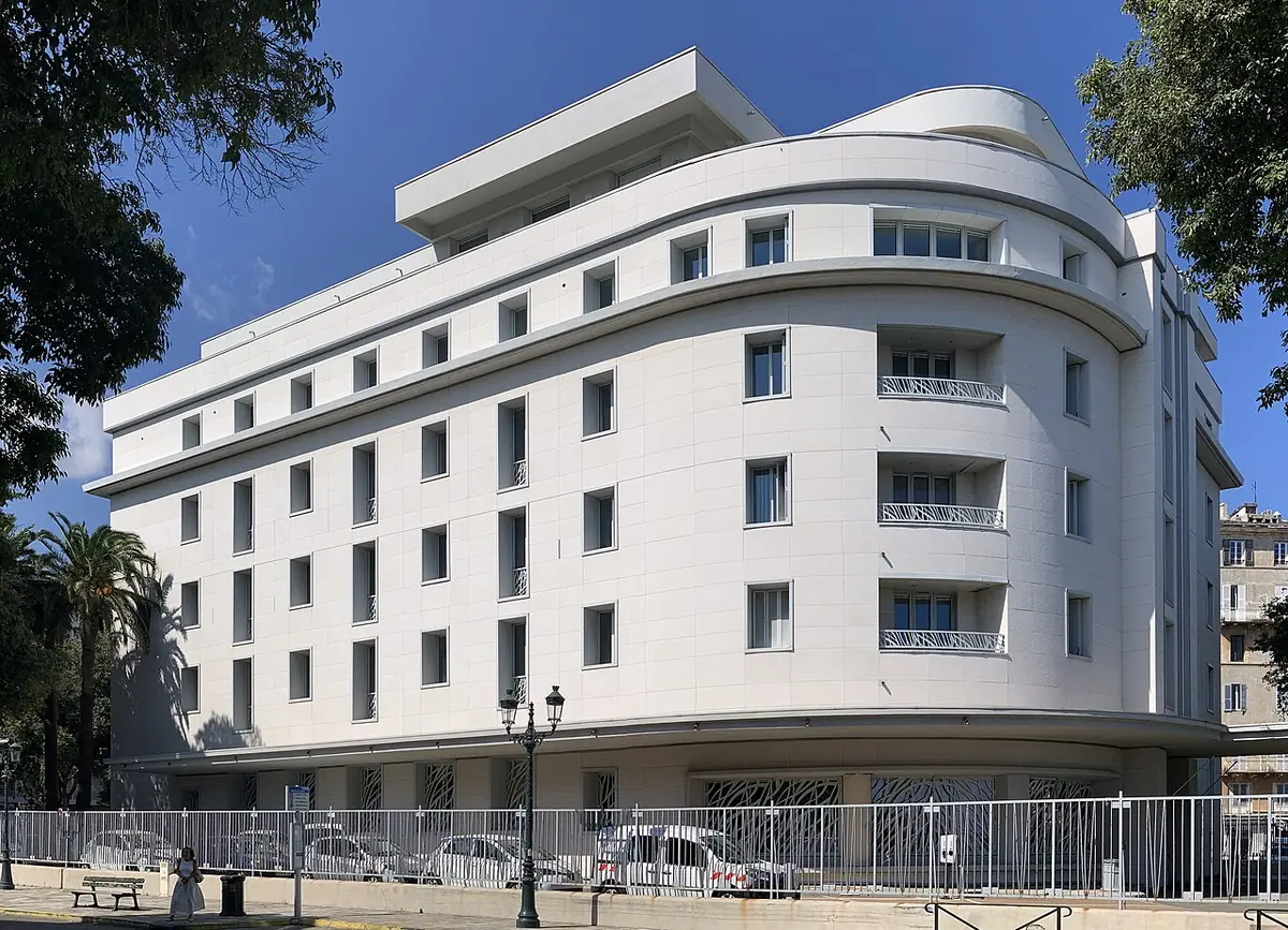 Un immeuble résidentiel moderne aux balcons arrondis à Bastia