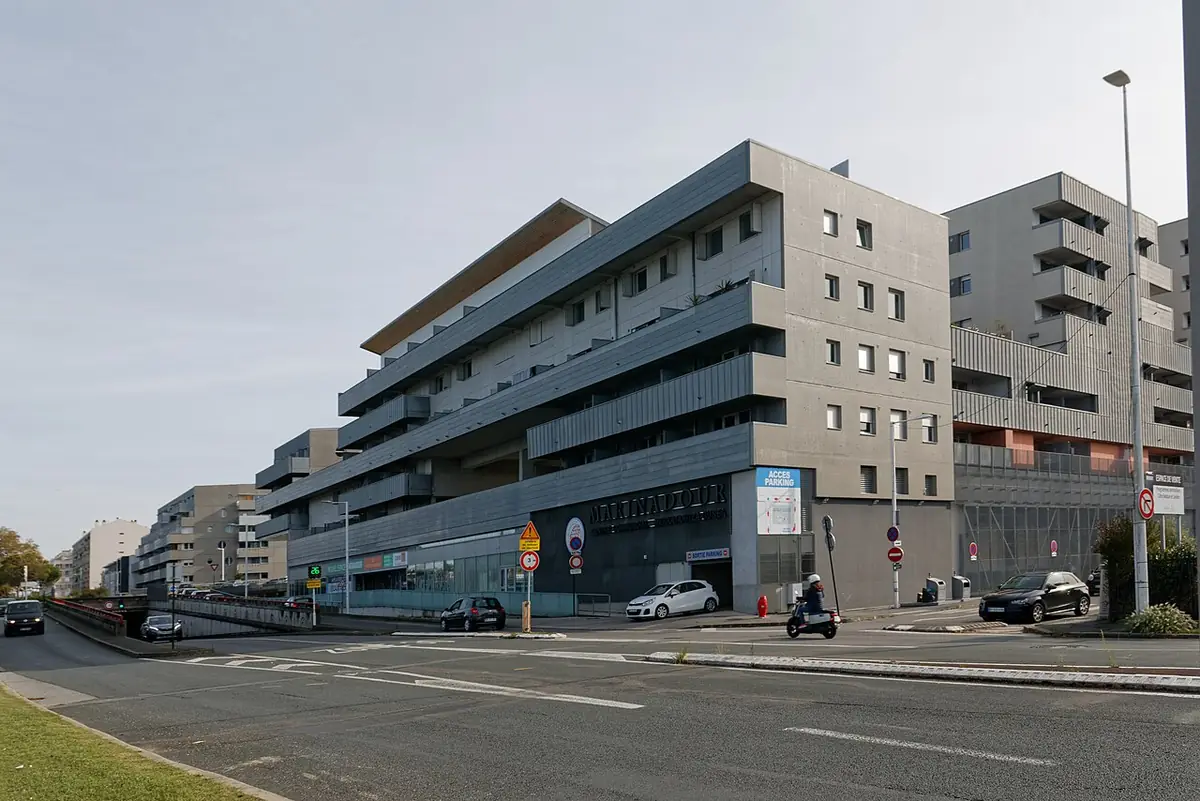 Un immeuble résidentiel moderne le long des allées Marines à Bayonne