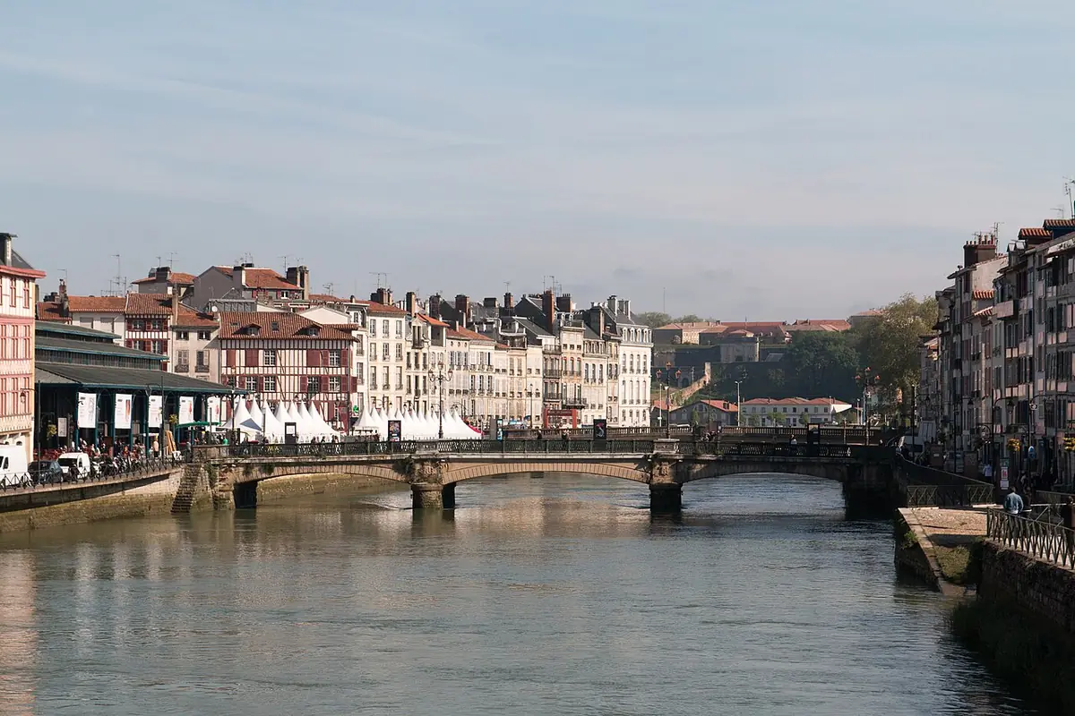 Les maisons colorées de Bayonne le long de la Nive, près du pont Pannecau