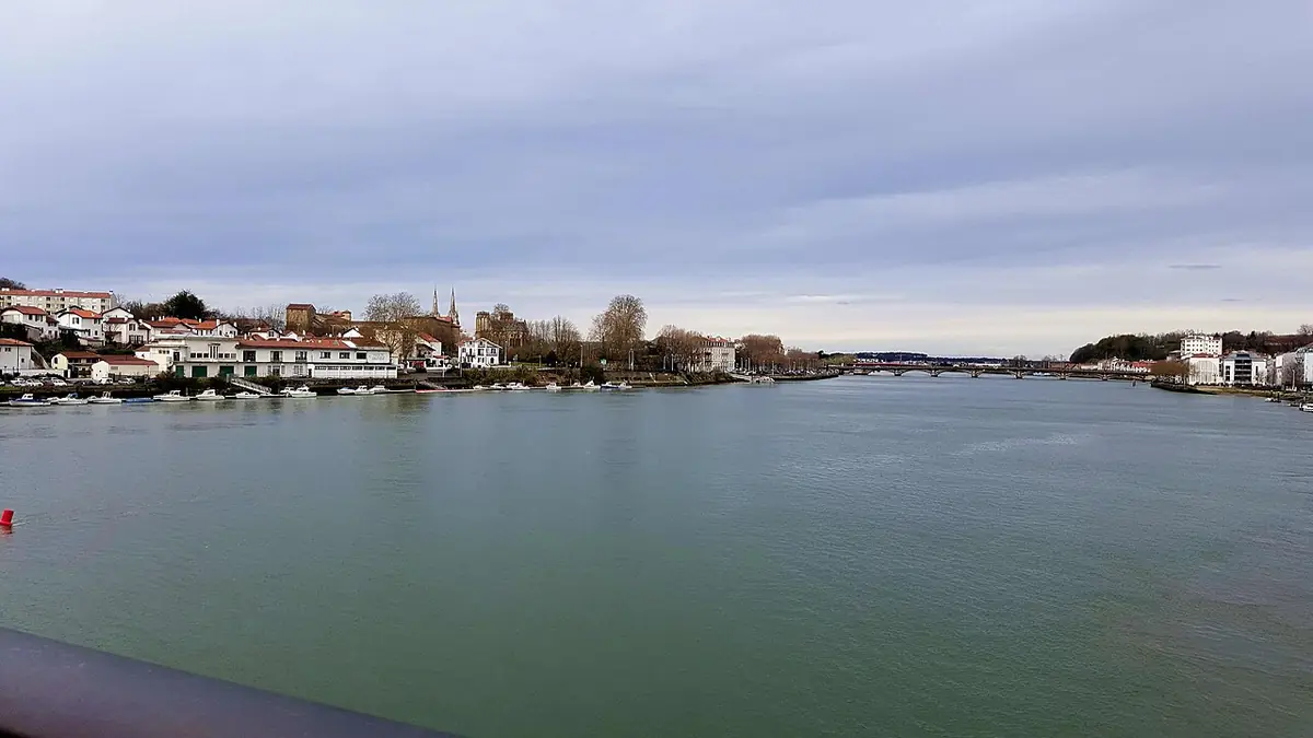 Vue calme sur l’Adour à Bayonne, ville et immeubles reflétés dans l’eau