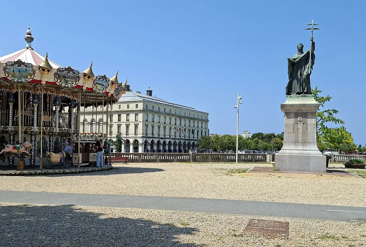 L’esplanade de l’Échauguette à Bayonne, avec son carrousel et sa place