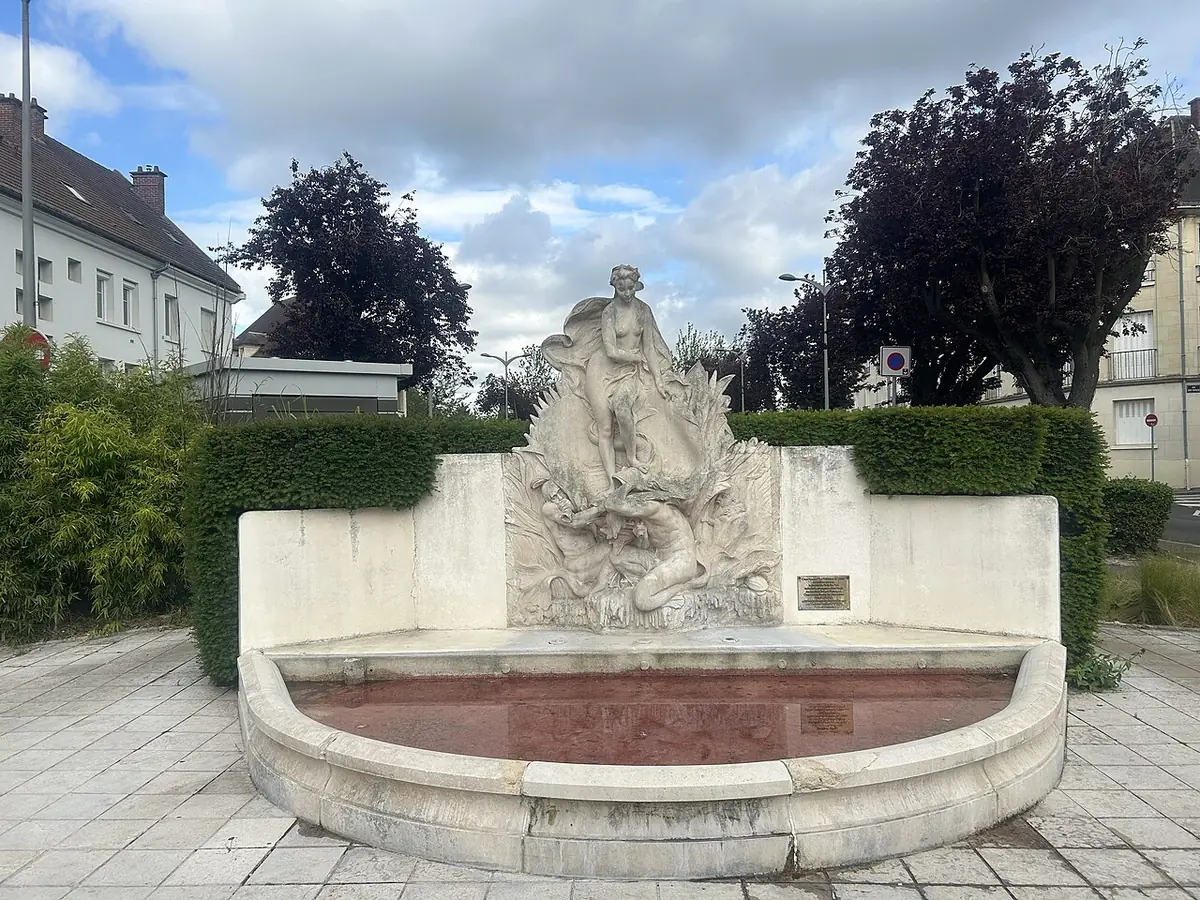 La fontaine de la Naissance de Vénus dans un square de Beauvais