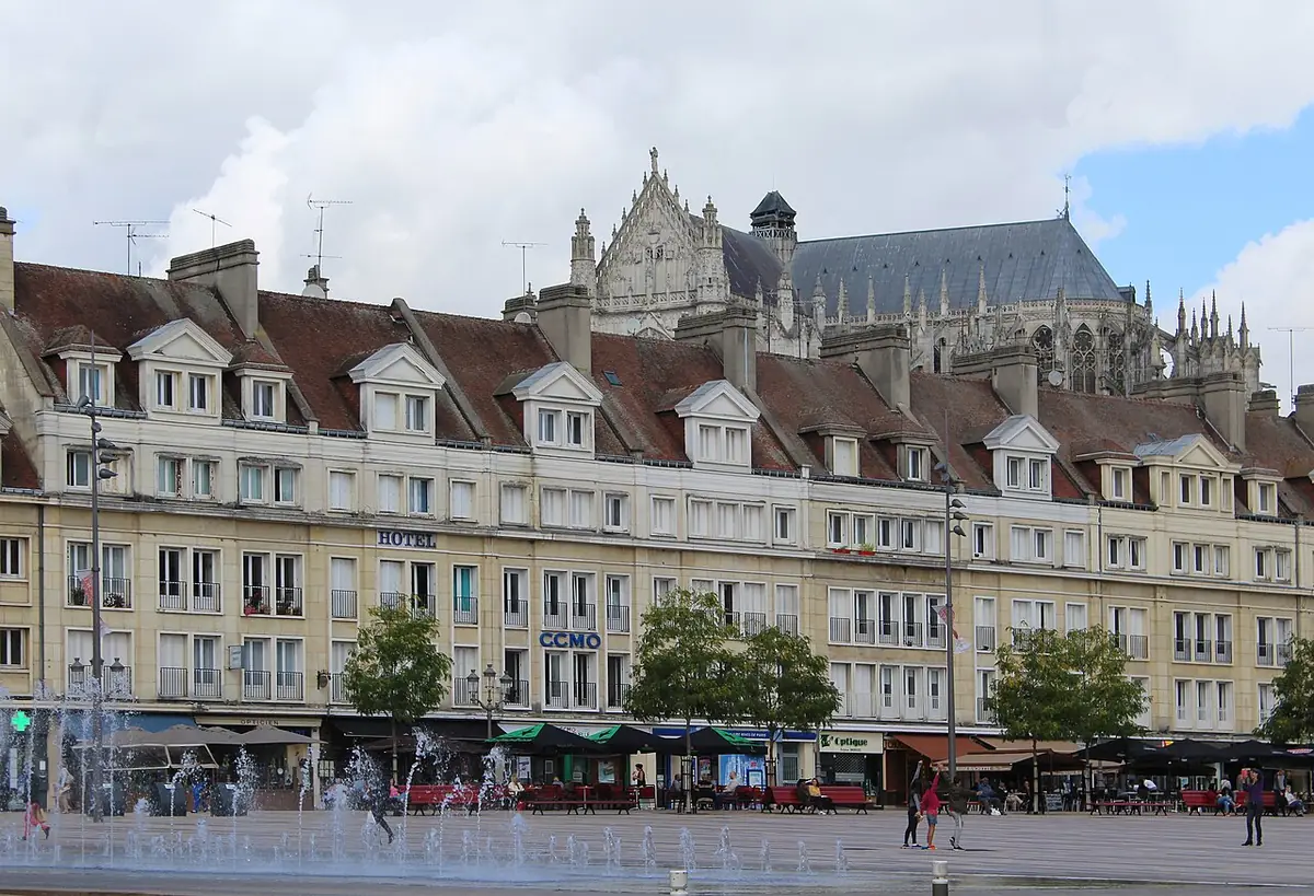La place Jeanne-Hachette à Beauvais, avec sa fontaine et la cathédrale en arrière-plan