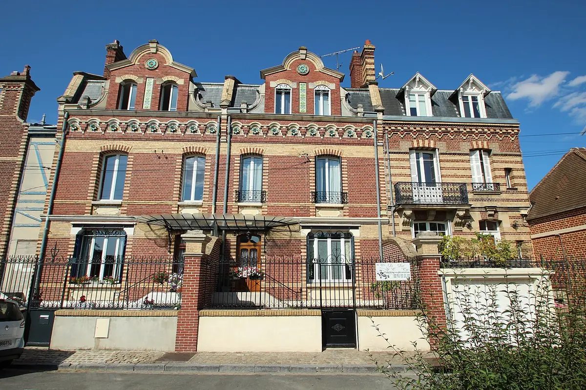 Une maison ornée de céramiques florales sur le boulevard Saint-André à Beauvais