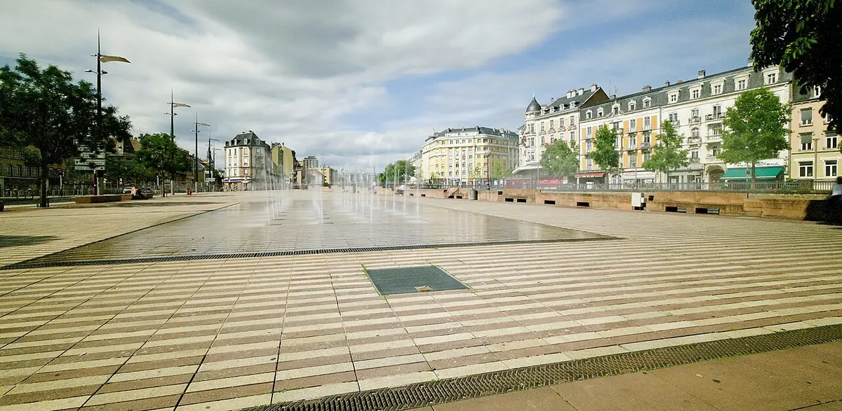La place Corbis à Belfort, vaste esplanade pavée