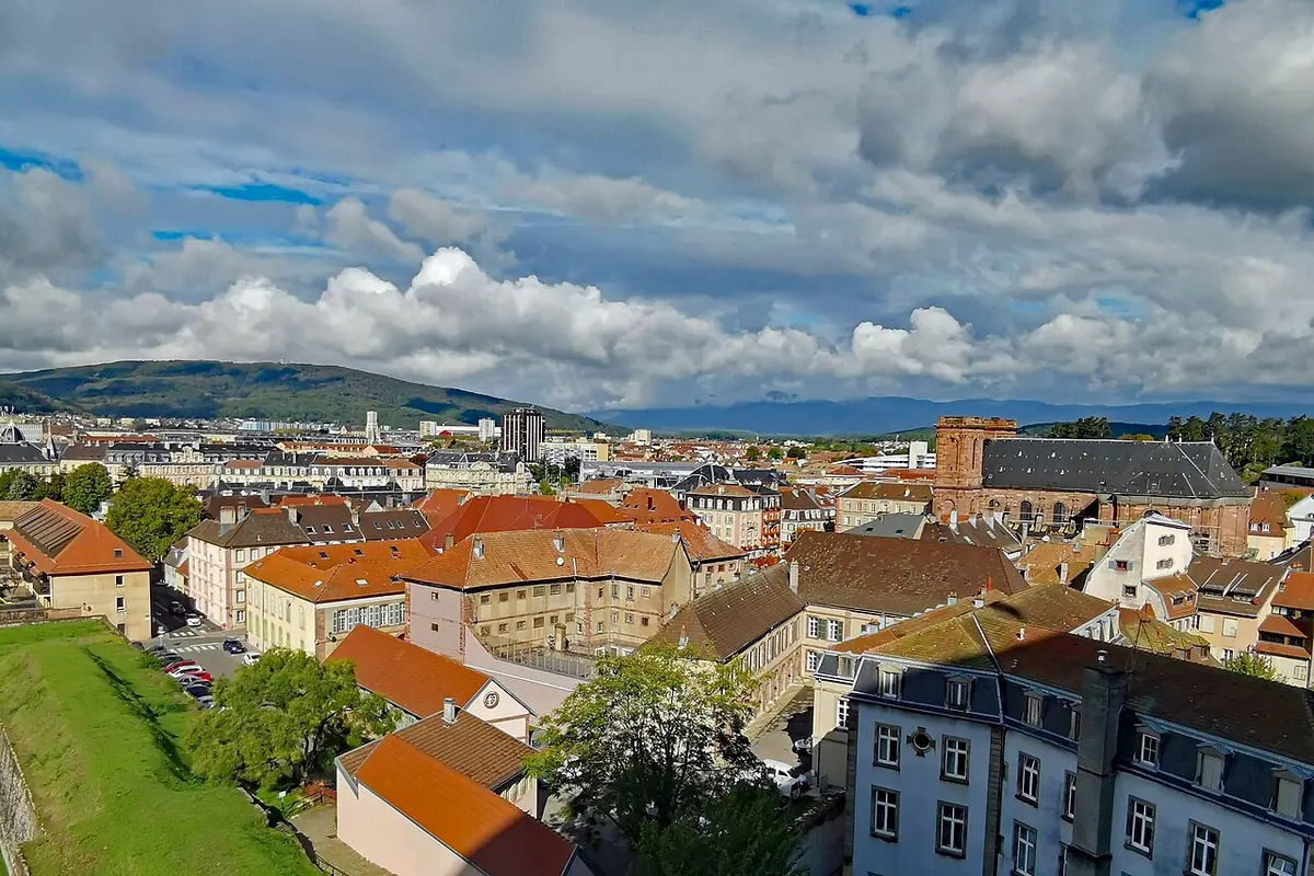 Les remparts de la citadelle de Belfort surplombant la ville
