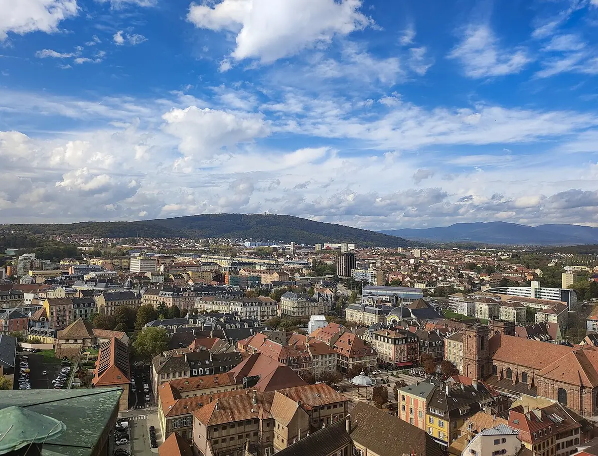 Vue panoramique de Belfort, ses toits et les collines environnantes