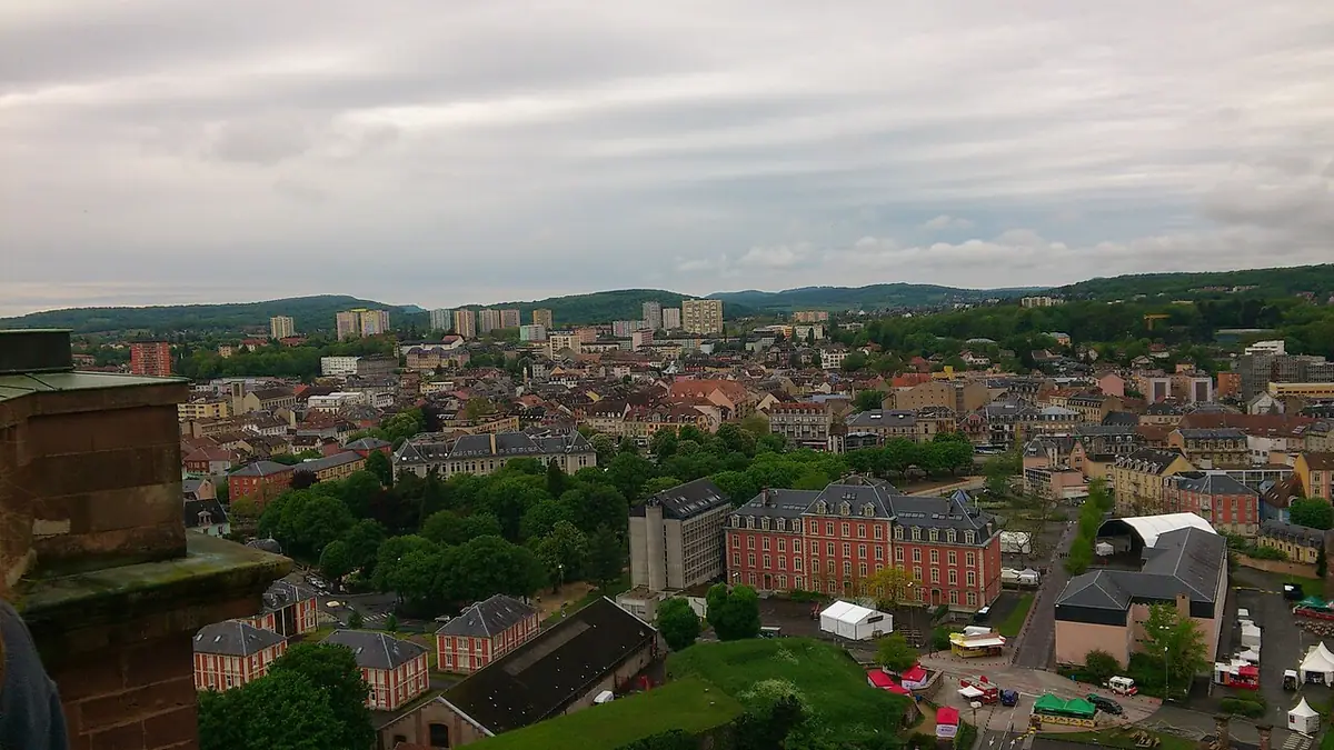 Vue aérienne d’un quartier résidentiel arboré de Belfort
