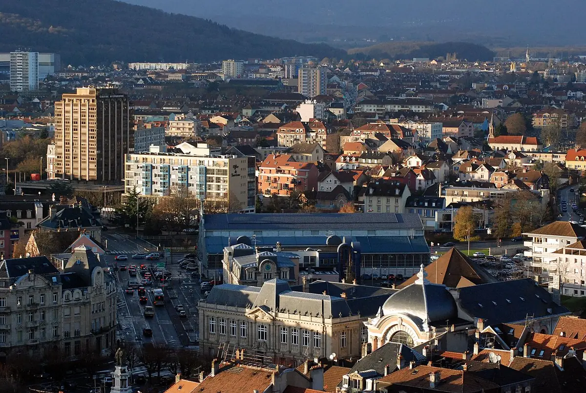 Immeubles récents et toits anciens du centre-ville de Belfort