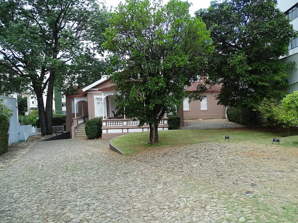 Une allée pavée ombragée près de la rue Estêvão Pinto à Belo Horizonte