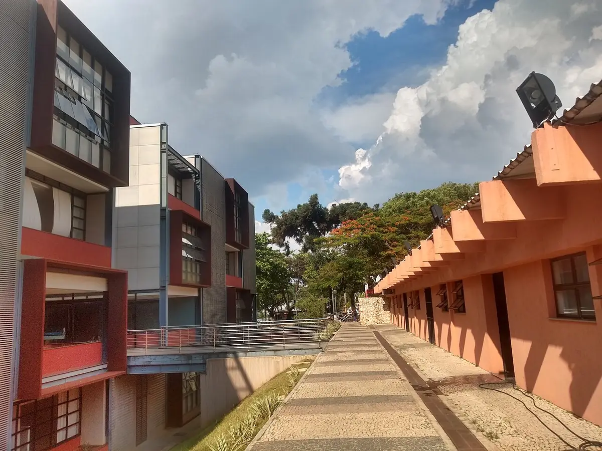 Un ensemble résidentiel moderne aux façades colorées à Belo Horizonte